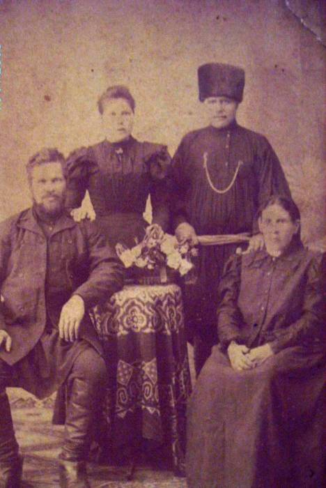  Luszniewo, village (Navamyski rural council). жена Черногребель А.Л. - Мария Степановна 1886г.р. со своими братьями и мамой, к сожаленью фамилии их мне не известны, также как и статус.