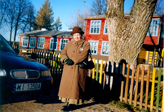  Kudejsze, village (Subotnikskiy rural council). Szkoła w Kudejszach, której już nie ma. Jej początki sięgają lat 20tych XX w.<br>Stoi absolwentka szkoły z lat 50tych Jadwiga Urban z wioski Łyntup gminy Sobotniki.