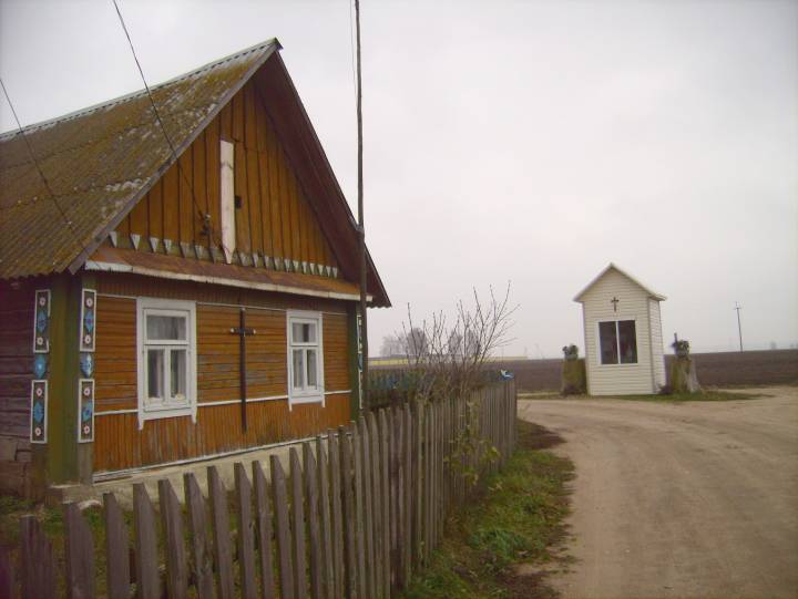  Saŭhuci, village (Ivyevskiy rural council). Chata z ozdobnymi zewnętrznymi elementami na początku wioski.