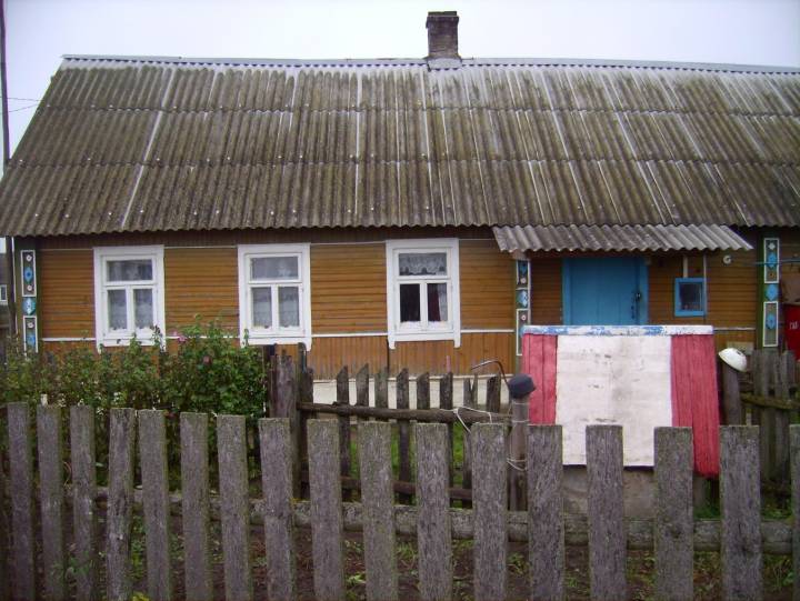  Saŭhuci, village (Ivyevskiy rural council). Chata z ozdobnymi zewnętrznymi elementami na początku wioski.