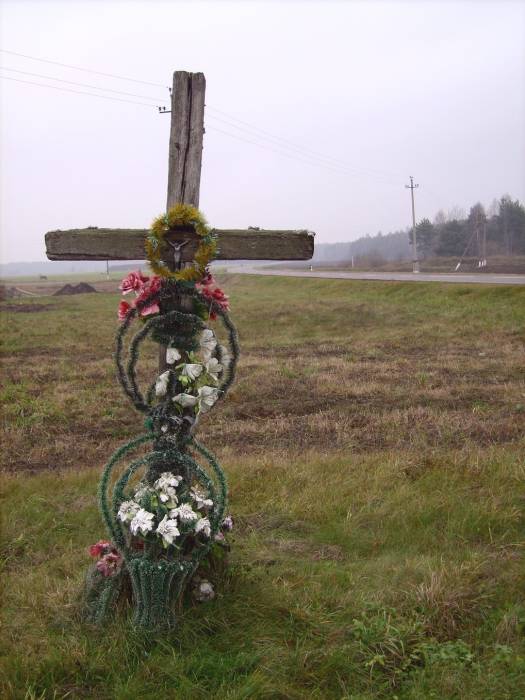  Saŭhuci, village (Ivyevskiy rural council). Przydrożny krzyż stojący przed wioską.