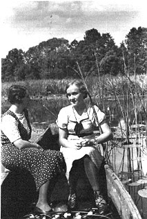  Zakrzewszczyzna, village (Geranenskiy rural council). Fela Huwaldówna z Lipniszek i Ala Jamontt 