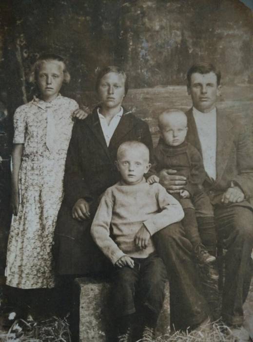  Сапяжынка, вёска (Холстаўскі сельсавет). Дед Леон и бабушка Мартёна с детьми