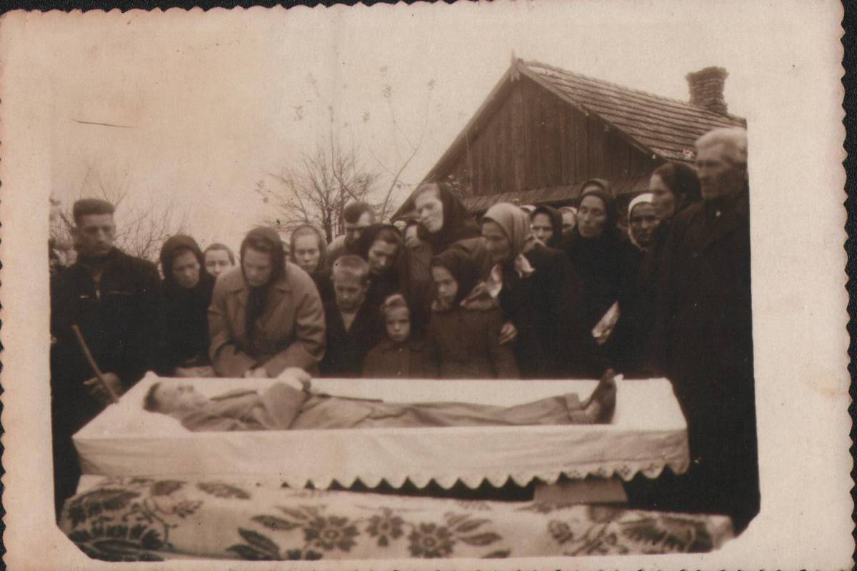  Mielniki, wieś   (Wołczyn sielsowiet  ). пахаванне Беспуда Пятра.Стаяць:Савіч Васіль,Беспудчык(Беспуда) Ганна,Беспуда Яўгенія,Беспудчык Ганна,Савіч Міколка,Савіч(Беспуда) Ніна,Беспуда Ніна і Ірына,Беспуда(Клімаховіч)Ніна і яе мама Анастасія.Скраю:Індзюк Іосіф(?).