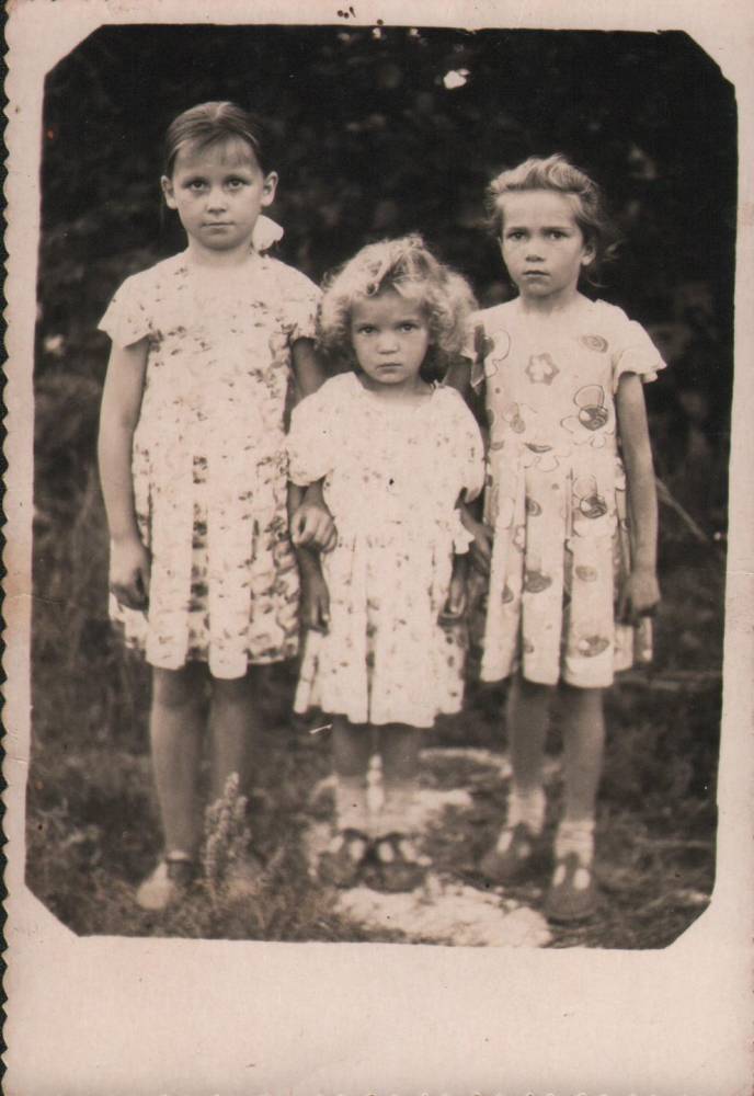  Мельнікі, вёска (Воўчынскі сельсавет). Сегенчук Ніна,Беспуда Ніна і Ірына.