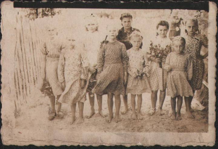  Орля, вёска (Воўчынскі сельсавет). Яўгенія,Вольга,Фядорка,Беспудчык Ніна,Вольга,Беспудчык Ганна,Ганна,Валя,Кірылюк Нюра.бабуля Барысюк Марфа.1950год