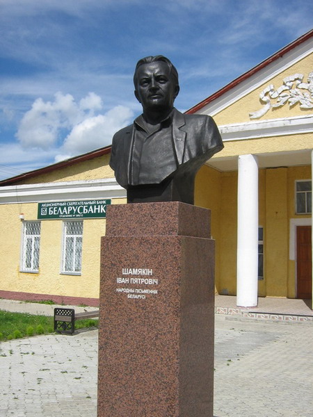  Korma, agromiasteczko   (Karmianski sielsowiet  ). Памятник Ивану Петровичу Шамякину, белорусскому писателю, уроженцу д. Кормы, установленный в 2006 году (скульптор Дмитрий Попов).