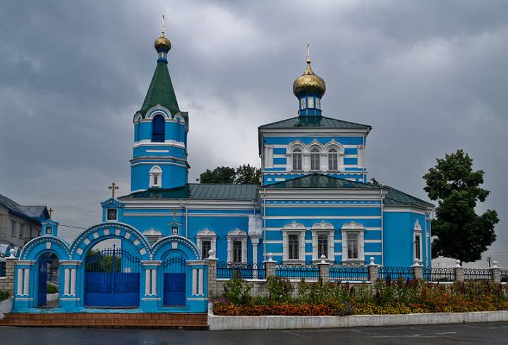 Korma, agrotown (Karmianski rural council). Покровская церковь Иоанно-Кормянского монастыря 1832 года постройки.<br>В 1760 году  построена Свято-Покровская деревянная церковь. В 1801 году вместо старой построена новая деревянная церковь.  1832 году построена новая кирпичная церковь. 26 сентября 1907 года епископом Гомельским Митрофаном освящен храм в честь Покрова Пресвятой Богородицы. В 1926 году храм был закрыт. В 30-ых в здании храма располагалось зернохранилище. В 1941 году - располагалась конюшня.В 1990 году настоятелем храма становится иеромонах Стефан (Нещерет) — ныне епископ Гомельский и Жлобинский.<br><br>В 1991 году настоятель храма иеромонах Стефан (Нещерет) переносит под спуд возле алтаря Покровской церкви только что обретённые мощи протоиерея Иоанна Иоанновича Гашкевича, священника Свято-Николаевской церкви д. Огородня-Гомельская; в 1997 году мощи поставлены в Свято-Покровском храме, а протоиерей Иоанн Гашкевич причислен к лику местночтимых святых Белорусской Православной Церкви.<br><br>В 1995 году выстроено здание крестильного храма в честь Сретения Господня.<br><br>31 мая 1998 года состоялась канонизация святого праведного Иоанна Кормянского, которую возглавил митрополит Минский и Слуцкий Филарет, Патриарший Экзарх всея Беларуси.<br><br>8 августа 2000 года небольшая женская община при Покровской церкви превращена в Свято-Иоанно-Кормянский женский монастырь. В монастыре был выстроен корпус на 15 человек, на первом этаже которого устроена домовая Сретенская церковь. В монастырь была перенесена Икона Божьей Матери Скоропослушница из Свято-Введенского храма д. Дубровка Добрушского района (написана на Афоне в 1901 году).