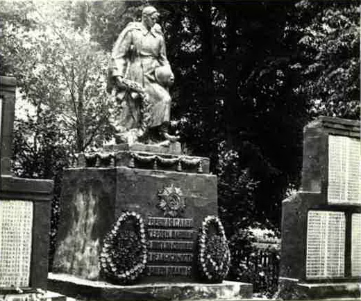  Kuźminicze, agromiasteczko   (Kuźminicki sielsowiet  ). Братская могила в д. Кузьминичи 5 погибших <br> в октябре 1943 года. <br>В 1957 году установлена скульптура воин с венком. Ранее на том месте находилась церковь, которую разобрали на кирпичи в 1938 году.