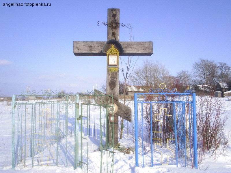  Ogorodnya Kuzminichskaya, village (Karmianski rural council). Крест на месте алтаря Свято-Никольского храма