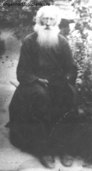  Ogorodnya Kuzminichskaya, village (Karmianski rural council). Иван Иванович Гашкевич (Иоанн Кормянский)<br>Родился в ночь на 7 октября (ст.ст.) (20 октября н.ст.) 1837 года в семье священника Иоанна Иоановича Гашкевича, рукоположеного Архиепископом Даниилом к Свято-Покровской церкви (построена в 1807) в деревне Стрешин 1836 году. Избран духовником по Рогачевскому благочинию. Мать Мария Иосифова. Братья Лев и Николай Гашкевичи, обучались в Могилевской Духовной семинарии. Сестра Анна.<br><br>С ранних 4 лет и Иоанн вместе с братьями помогал отцу в храме.Учился в приходской школе, поступил в Могилёвское духовное училище, успешно учился, а затем продолжил учебу в Могилёвской духовной семинарии, где учились братья, а впоследствии и сыновья Иоанна. В 1859 году, по окончании семинарии, Иоанна Гашкевича преподаёт сам в церковно-приходской школе деревни Огородня Гомельской области.<br><br>В 1862 году Иоанн Гашкевич венчается с дочерью протоиерея Огородненской церкви Марией Трусевич. С февраля 1862 года рукополагается во иереи и служит в церкви Рождества Богородицы в деревне Шерстин Рогачёвского уезда.<br><br>У Гашкевичей родилось четверо детей: трое сыновей — Михаил, Игнатий, Симеон (Михаил и Симеон стали священниками, Игнатий — псаломщиком) и дочь Татьяна (впоследствии — учительница церковно-приходской школы).<br><br>По прошению в 1876 года Иоанн перемещён к Огородненской Свято-Никольской церкви. Проходил должность духовного следователя в течение трёх лет с 1893 года.<br><br>Состоял членом Благочиннического совета в течение 12 лет.<br><br>В Корме первая деревянная церковь в честь Покрова Пресвятой Богородицы[1] была сооружена на средства прихожан в 1760 году при въезде в город. К 1900 году она обветшала.<br><br>Бывший в то время духовником 3-го Гомельского округа протоиерей Иоанн посоветовал настоятелю провести три дня в молитве и посте, чтобы Господь указал место нового храма. Прихожане и настоятель, отец Петр, поступили по совету прозорливого старца: в центре деревни, на бугорке, вечером сами собой загорались свечи[источник не указан 132 дня], там и решили строить храм.<br><br>Протоиерей Иоанн Гашкевич осуществил закладку, а затем и освящение храма — в 1907 году — с в сослужении с местным священником Николаем Страдомским. В походах не был. Под судом и следствием не состоял. В отпусках не был. За штатом не был. По прошению протоиерей уволен за штат в 1912 года.<br><br>Скончался в деревне Огородня осенью 1917 года, не дожив до революции (то есть в сентябре — октябре).<br><br>В 1991 году были обнаружены нетленные мощи протоиерея Иоанна и настоятель храма иеромонах Стефан (Нещерет) переносит их под спуд возле алтаря Покровской церкви.<br><br>Обретение честных мощей протоиерея Иоанна состоялось 9 сентября (н. ст.) 1997 года. Мощи были поставлены на поклонение в храме с левой стороны алтаря.<br><br>31 мая 1998 года состоялась канонизация Иоанна Кормянского в лике праведного как местночтимого святого Белорусской Православной Церкви, которую возглавил патриарший экзарх всея Беларуси митрополит Минский и Слуцкий Филарет (Вахромеев).<br><br>8 Августа 2000 г. определением Синода Белорусской Православной Церкви решено учредить при Свято-Покровском приходе женский монастырь в честь святого праведного Иоанна Кормянского и именовать его Свято-Иоанновским женским монастырем.<br><br>В 2000 году Определением Синода Белорусской Православной Церкви было решено: учредить при Свято-Покровском приходе женский монастырь в честь святого праведного Иоанна Кормянского.<br><br><br>Паэма да святога Iаана Кармянскага (аўтар Ангеліна Дабравольская)<br>...Схілюся грэшнай галавою<br>I тварам упаду ў траву.<br>Дай, Госпадзе, мне быць з Табою —<br>Я ўсё тады перажыву.<br><br>Калі надыдзе час спакусы —<br>Дазволь мне сэрца ўтрымаць<br>I ад Цябе не адкаснуцца.<br>...Тут<br>ля Крыжа<br>стаяла Маці…<br><br>Бяздольным, з хвораю душою<br>Усяе пакуты не знясці.<br>Але іскрынкаю жывою —<br>Сам ацалі і асвяці. <br><br><br>