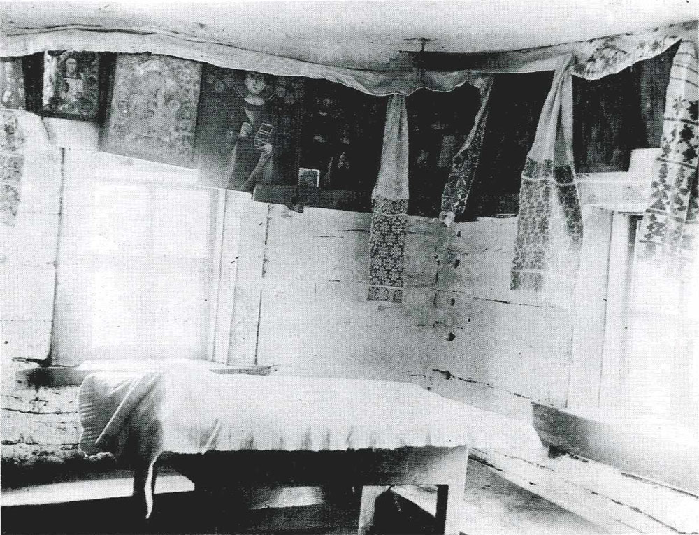  Szarpiłówka, wieś   (Šarpiłaŭski sielsowiet  ). «Красный угол» и божница в избе. Скатерть на столе покрывает хлеб. Могилевская губ., Гомельский уезд, д. Шарпиловка.