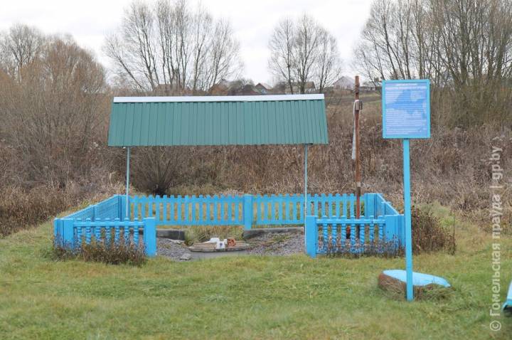  Слабада, вёска (Кузьмініцкі сельсавет). Местная достопримечательность: криница, известная более 100 лет назад которую освятили и благоустроили в 2016 году. Криница находится около речушки Сапелки, которая протекает между д. Кузьминичами и Слободой Кузьминичской и является притоком Хоропути. На дальнем фоне фото виднеется д. Кузьминичи.