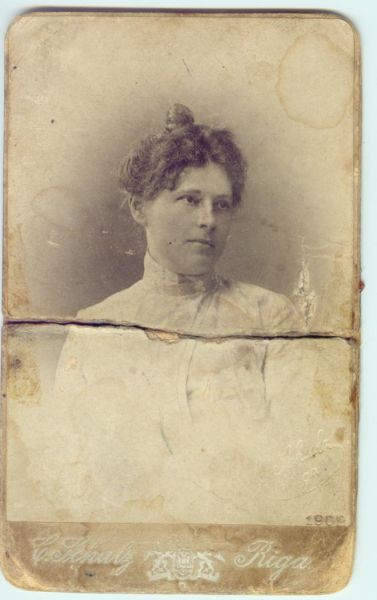  Годутишки, местечко (Годутишки сельская гмина). Aniela Stalska.fot.wyk w Rydze ok.1905r.Uczyła francuskiego i gry na pianinie w Święcianach i Hoduciszkach.