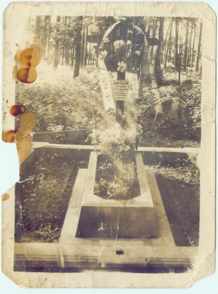  Годутишки, местечко (Годутишки сельская гмина).  Hoduciszki 1931r.Grób Heleny/Halszki/ Witkowskiej z d.Stalskiej .zm.w wieku 27 lat - nauczycielka