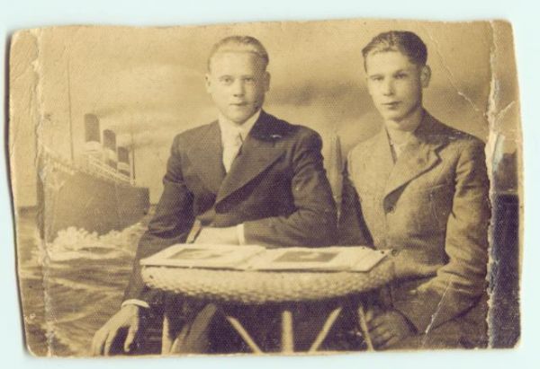  Pińsk, town ( ). fot.z 1932r po prawej Piotr Nowotny  ur.w Pińsku w 1914r.ze swoim serdecznym kolegą.