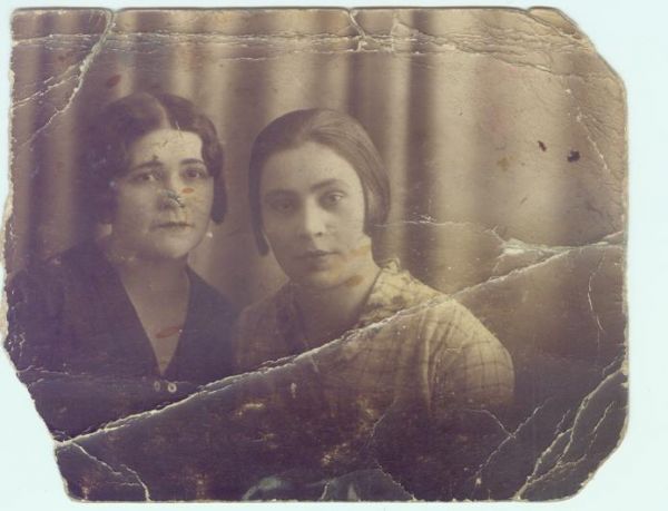  Pińsk, town ( ).  Pińsk 32r. Po prawej ,w jasnej bluzce/Ludmiła Kamińska z d.Piotrowska ur.w 1896r w Pińsku. z Przyjaciółką.