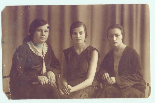  Pińsk, miasto   (   ). Pińsk 1925rPierwsza  od prawej=z krótkimi włosami to Helena Nowotna ur.w 1898rw Pińsku/ma bluzkę z dekoltem w szpic iz szerokimi rękawami przy dłoniach.