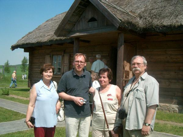  Zaosie, okolica (Horodyszcze gmina wiejska). Zaosie.Dworek Mickiewiczów.Na fotografii,drugi od lewej potomek A.Mickiewicza, Pan  Roman Gorecki-Mickiewicz