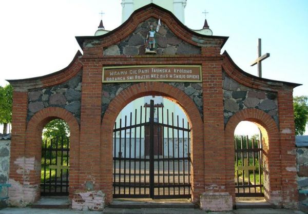  Kościeniewicze Wilejskie, village (Ludvinoŭski rural council). Brama przed kościołem