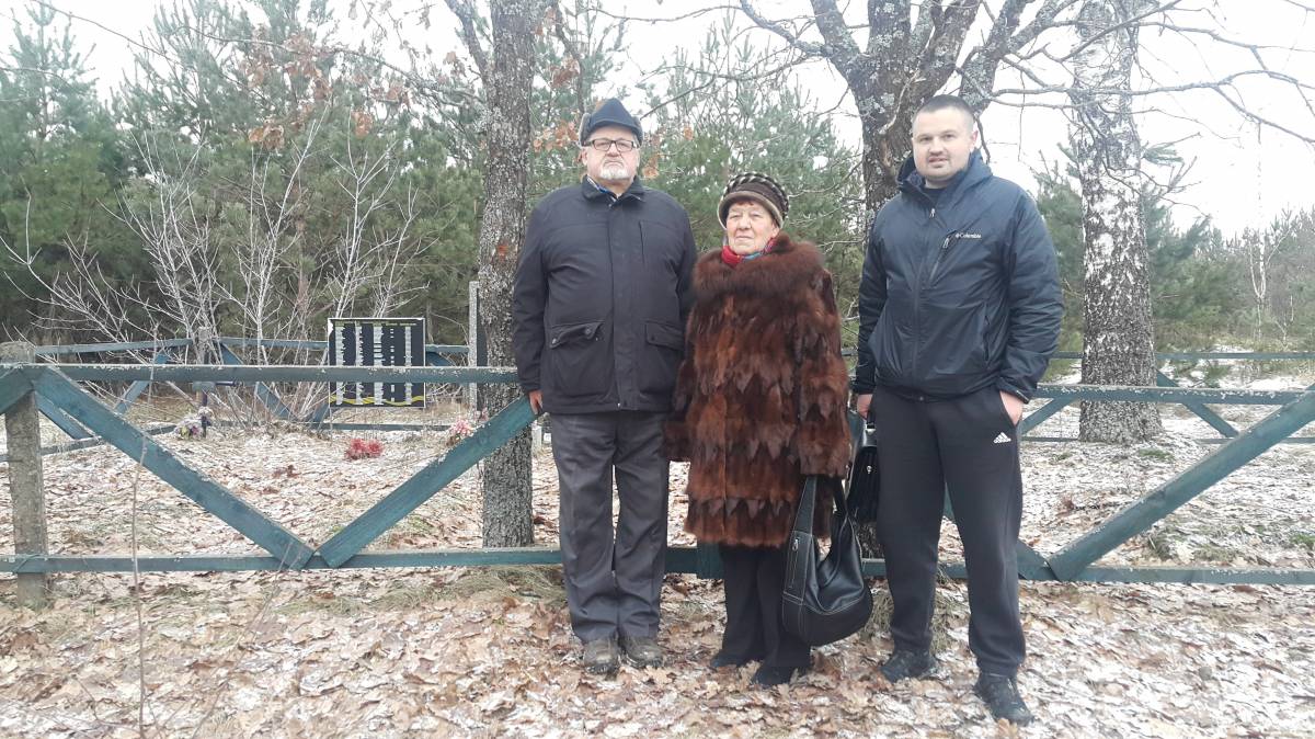  Khotishche, khutor (Dolgomokhskaya volost). У братской могилы д. Хотище
