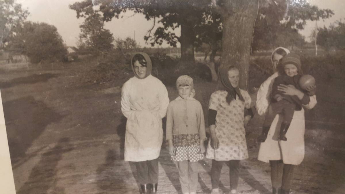  Chociszcze, chutor   (Długomochska wołość  ). Хотище. Молодые доярки.