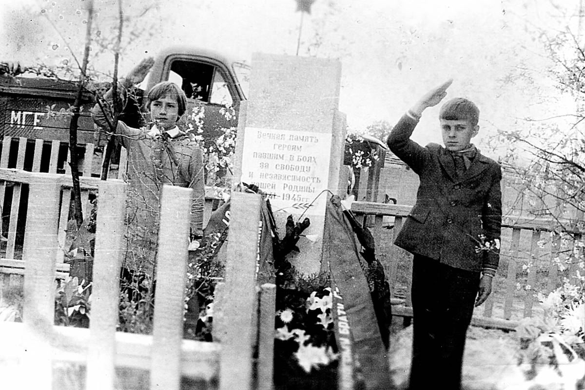  Chociszcze, chutor   (Długomochska wołość  ). Почетный караул пионеров около братской могилы