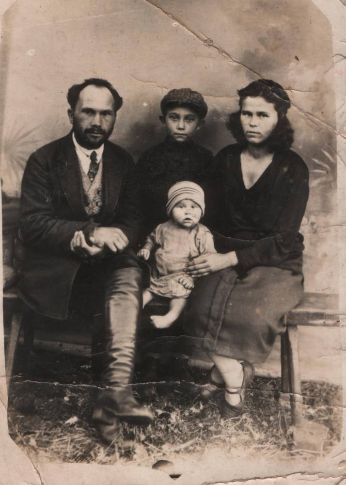  Osmolovichi, village (Kurhanski rural council). Степан Гаврилович Сотников жена Нина Евстафьевна Сотникова (Зубкова) дети Зоя и Костя