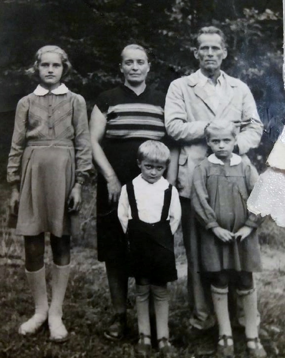  Proncewicze, wieś   (Krasnienski sielsowiet  ). Janina Wesołowska (z domu Kulik) z mężem Marianem Wesołowskim.
