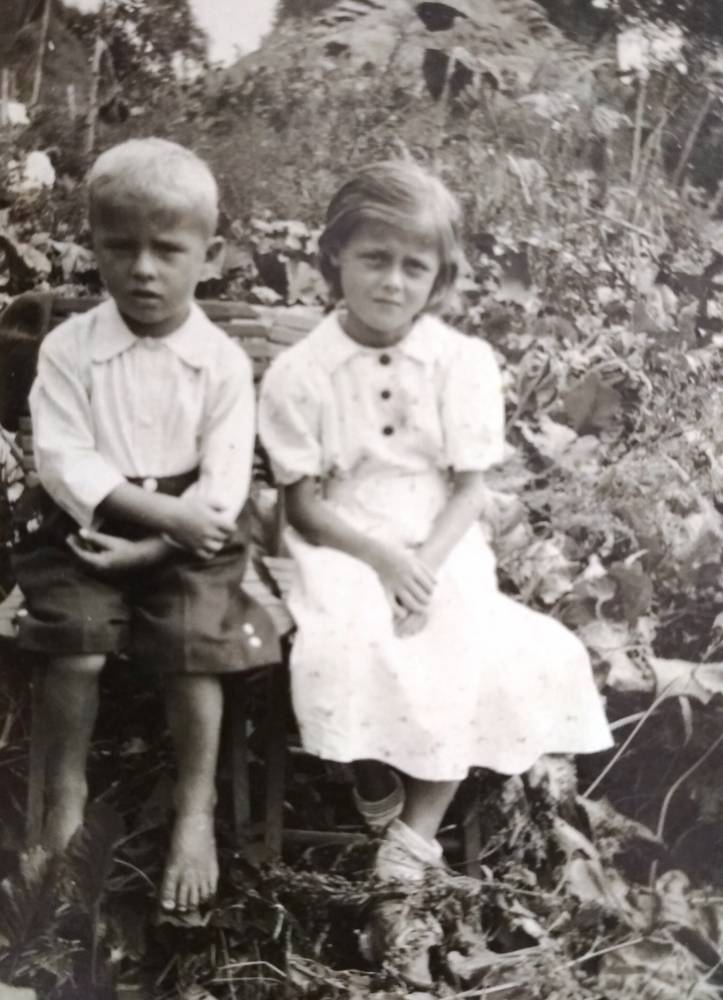  Bielinek, village (Vulkaŭski rural council). Кравчук Иван Петрович 1935, Кравчук Раиса Петровна 1933.