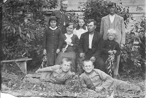  Гусакі, асада (Паланэчка вясковая гміна). osada Husaki<br>rodziny osadników Zygmunta Wenzla, Teodora Hołowenki, Stanisława Nowickiego<br>lata 30-ste