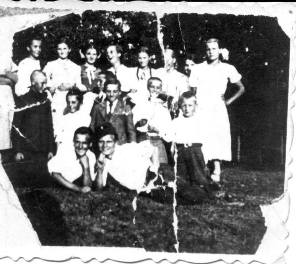  Husaki, osada   (Połoneczka gmina wiejska  ). młodzież z osady Husaki<br>lata 30-ste ub. wieku