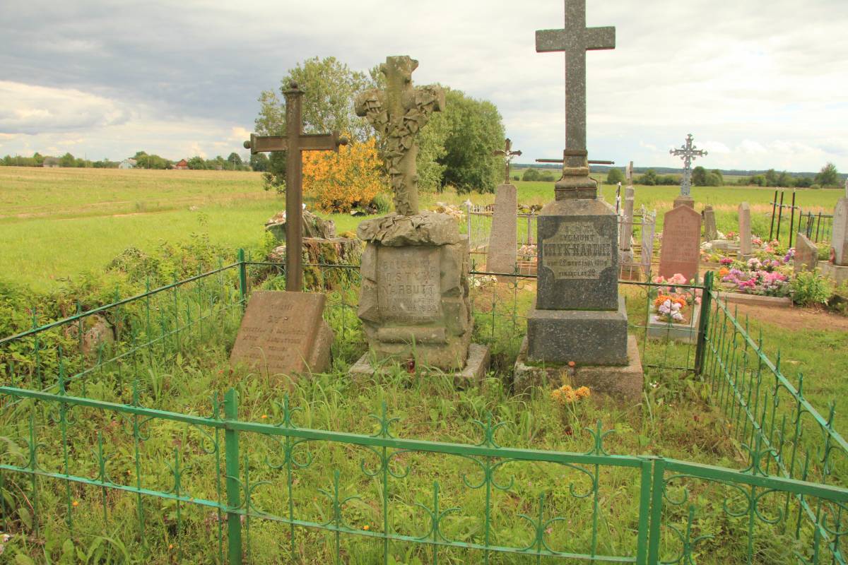  Шавры, деревня (Дотишский сельсовет). Cmentarz Szawry - Groby rodziny Ostyk-Narbuttów, w tym żony Teodora Narbutta-Krystyny z Sadowskich i syna Bolesława (1845-1889)