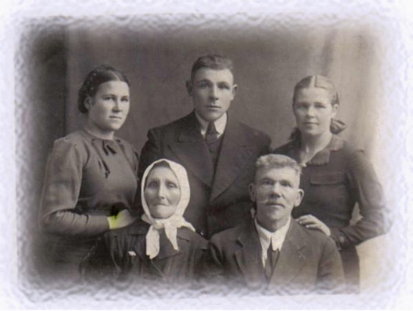  Hradki, wieś   (Starasvieržanski sielsowiet  ). siedzą: Burdziełowska Michalina (Żywień) Burdziełowski Aleksander - uczestnik bitwy 1904 w Port-Arturze na pancerniku 