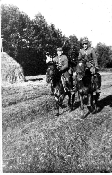  Hradki, wieś   (Starasvieržanski sielsowiet  ). 1-szy z lewej 