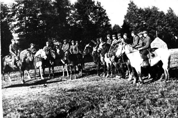  Hradki, wieś   (Starasvieržanski sielsowiet  ). 3-ci z lewej 