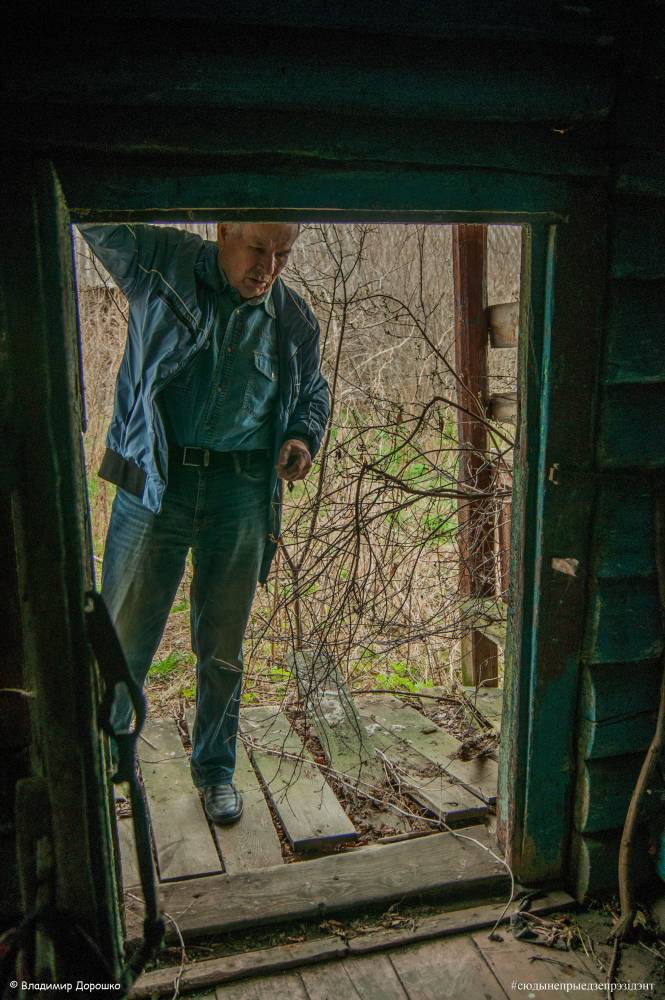  Пагост, вёска (Калаціцкі сельсавет). Дзед распавядае пра дом, пра тое, як ён тут выхоўваўся. Сеніцы ўнутры - блакітныя, ці сінія, цяжка казаць. <br>Справа ў кутке - палка. Я мяркаваў, што мабыць прабабуля выкарыстоўвала яе як тросць. <br>Пытанне засталося без адказу.