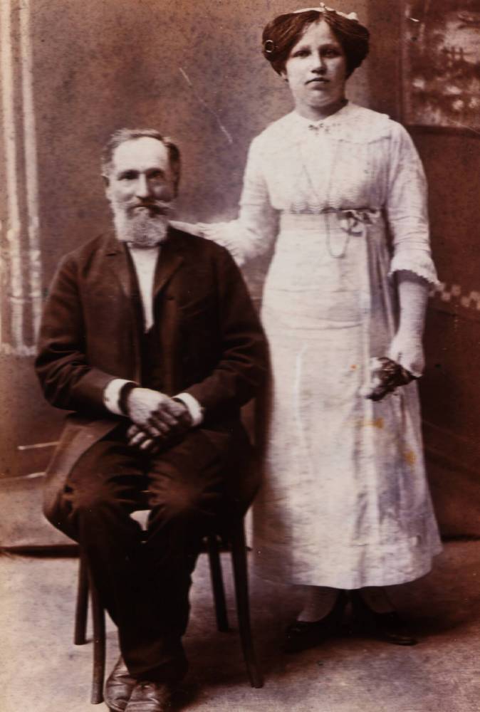  Ustron, village (Kiraŭski rural council). Rytwinski Pavel (1856 г.р.) z corka Stefania (1895 г.р.) w chasu shlubu 1915 г. 
