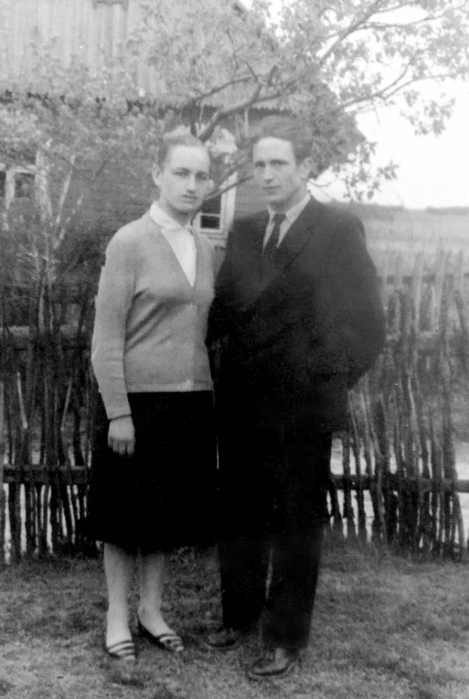  Puhacze, wieś   (Rakaŭski sielsowiet  ). Дявго Дмитрий Константинович и супруга Ирина Викентьевна