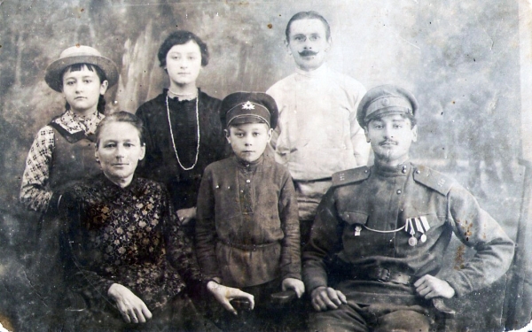  Mlynok, village (Pcicki rural council). Юзеф Андреевский с семьей. Работал в имении Жерелло. Около 1917 года.