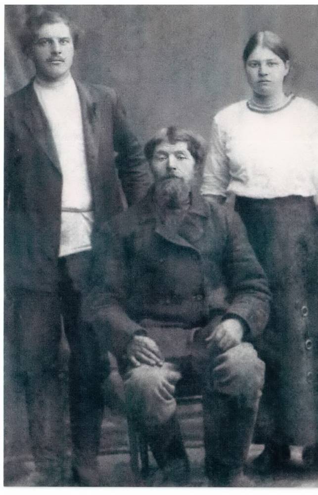  Парэчча, вёска (Запольскі сельсавет). Прабабушка, Матвеева (в дев.Корнилова)Евдокия Степановна была родом из Дречелук.На фото она с отцом, Степаном Кузьмичем? Корниловым и братом Степаном (Стефаном).
