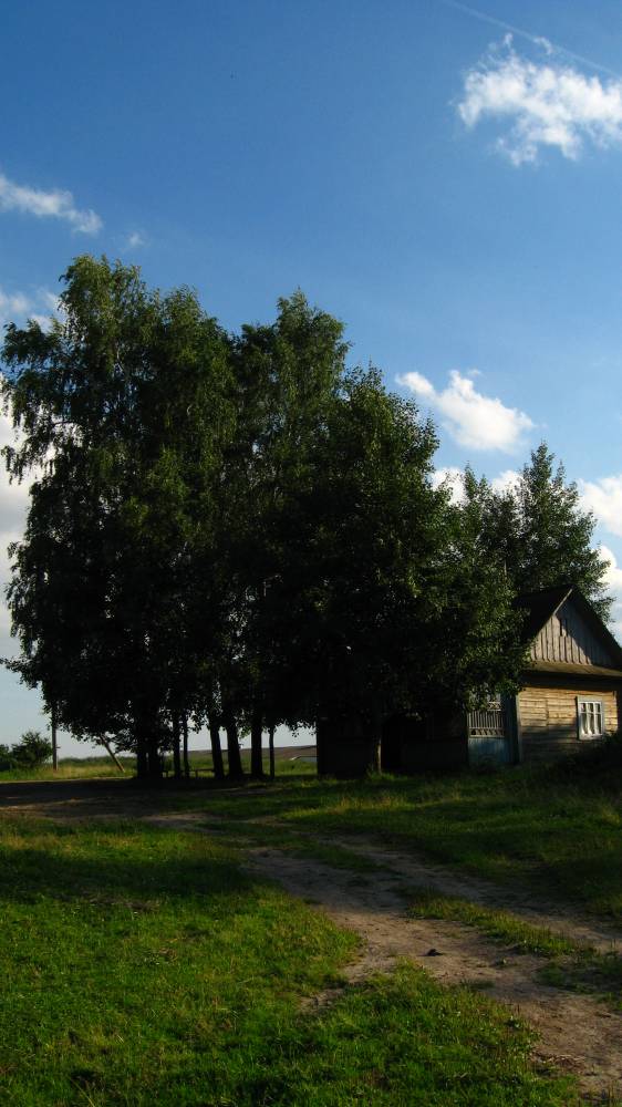  Мілушава, фальварак (Нягневічы вясковая гміна). Дом на месте усадьбы помещика Девчупольского.Дом построен в 1920-е гг. для семьи Юзефы Матчет. Примерно в 1950-е гг. половина дом советскими властями была переделана под административную часть для руководства колхозом. Эту официальную половину местные называли 