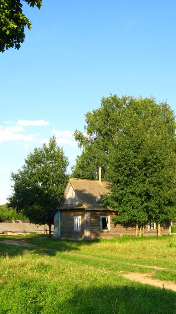 Мілушава, фальварак (Нягневічы вясковая гміна). Дом на месте усадьбы помещика Девчупольского. Дом построен в 1920-е гг. для семьи Юзефы Матчет. Примерно в 1950-е гг. половина дом советскими властями была переделана под административную часть для руководства колхозом. Эту официальную половину местные называли 