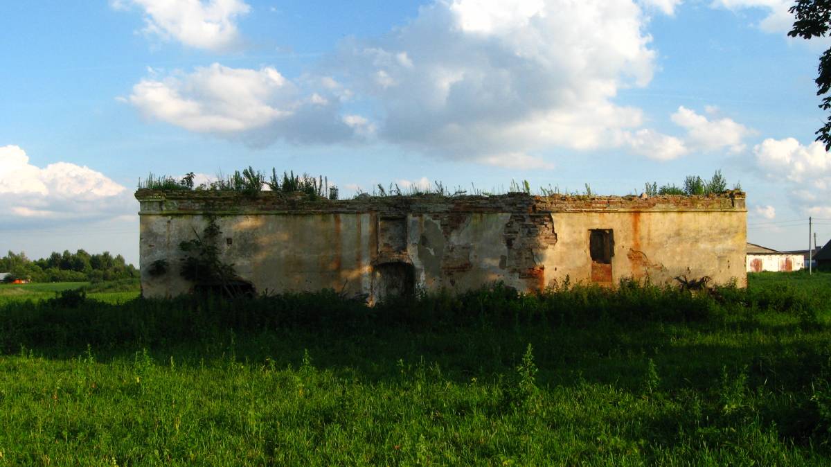 Мілушава, фальварак (Нягневічы вясковая гміна). Полуразрушенное кирпичное здание времен помещика Девчупольского на месте его исчезнувшей усадьбы. 
