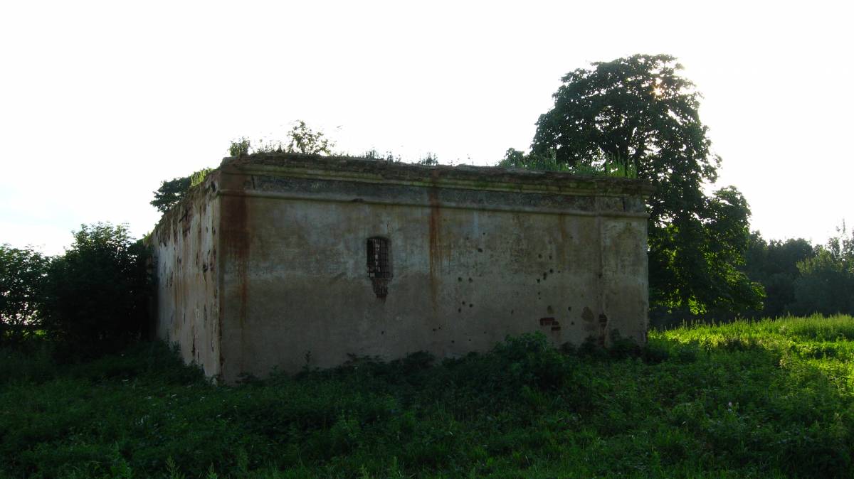  Miłaszewo, folwark   (Niehniewicze gmina wiejska  ). Полуразрушенное кирпичное здание времен помещика Девчупольского на месте его исчезнувшей усадьбы. 