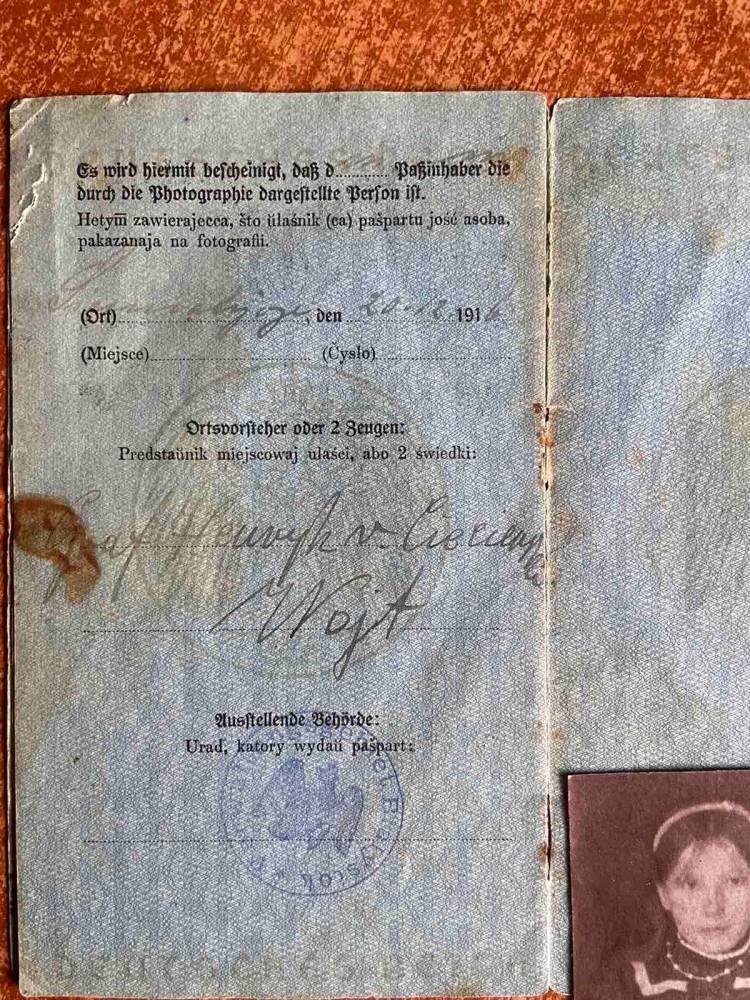  Siemiatycze, town ( ). Дата выдачи 20.12.1916г.<br>Внизу фото Юлии Пызовской<br>Возраст на фото неизветен