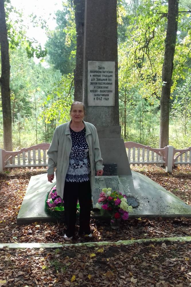  Wilcze Nory, folwark (Maryjska rural commune). Моя мама Карпюк (Кучинская) Раиса(Ирина) Георгиевна. У памятника на братской могиле, где захоронены жители деревни Волчьи Норы, расстрелянные фашистами. Здесь покоятся ее родители, две родных сестры и другие родственники с фамилией Карпюк.
