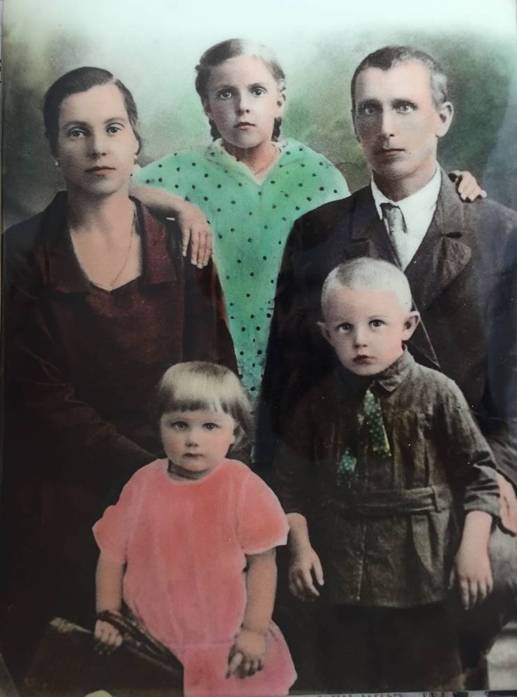  Славный Кут, фальварак (Нацкая воласць). Иосиф (Юзеф / Осип) Круковский сын Устина (Юстина) и Анелия Круковская (урожденная Ігнатовіч / Ignatowicz / Игнатович) с детьми: Тоня, Маруся, Иосиф 