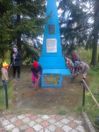  Korczyce Małe, wieś   (Nowosiółki gmina wiejska  ). Памятник в честь воинов, павших за независимость Родины в период ВОВ 1941-1945
