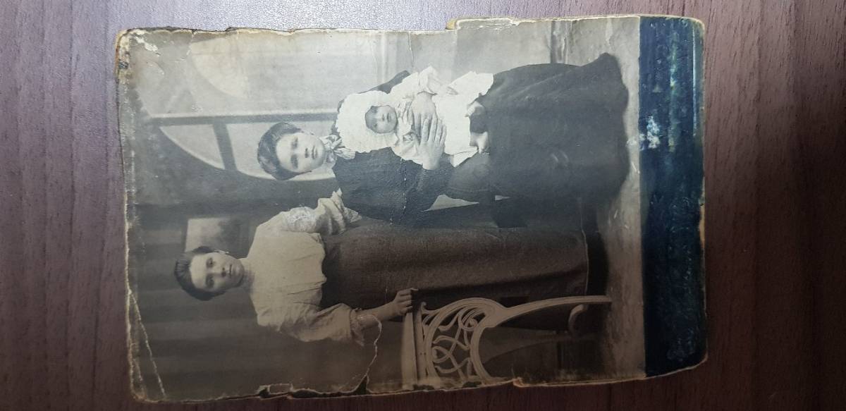  Зарой, деревня (Даниловичский сельсовет). Ребёнок на руках Масюк Мальвина Михайловна